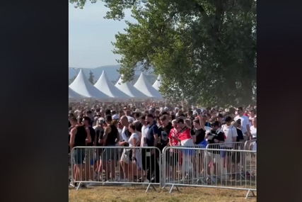 (VIDEO) Na ulazu trčali da ZAUZMU BOLJE POZICIJE: Ogromne gužve dok se publika okuplja na Tompsonovom koncertu