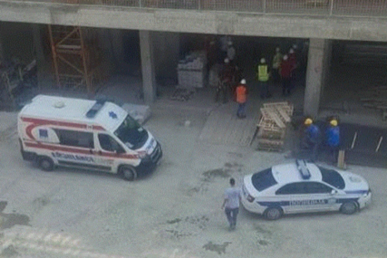 MUŠKARAC POGINUO NA GRADILIŠTU Pao kroz otvor lifta, jezive scene sa mjesta nesreće