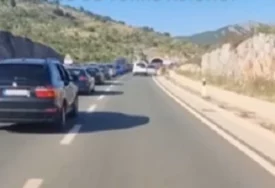 (VIDEO) HAOS NA PRIMORJU Vozilo se ZAPALILO u Crnoj Gori u koloni, ljudi panično izlazili iz automobila