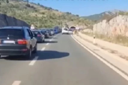 (VIDEO) HAOS NA PRIMORJU Vozilo se ZAPALILO u Crnoj Gori u koloni, ljudi panično izlazili iz automobila