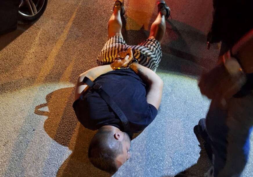 Uhapšeni leži na zemlji 