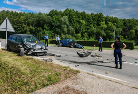 (FOTO) POVRIJEĐENE 2 OSOBE Stravična saobraćajka na magistralnom putu Prijedor - Banjaluka, sudarili se "mercedes" i "citroen"