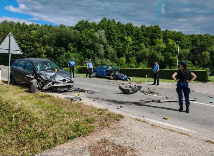 (FOTO) POVRIJEĐENE 2 OSOBE Stravična saobraćajka na magistralnom putu Prijedor - Banjaluka, sudarili se "mercedes" i "citroen"