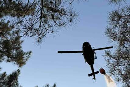 (VIDEO) Pogledajte kako helikopter OS BiH gasi požar: Vatra na požarištu Fortica kod Mostara pod kontrolom