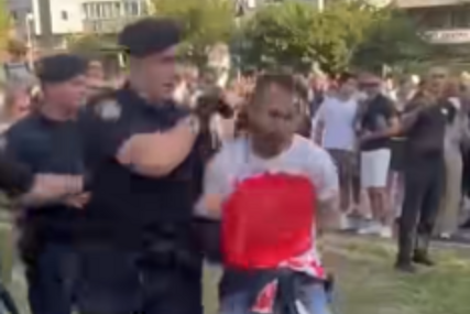(VIDEO) DRAMA U ZAGREBU Par u majicama umrljanim crvenom bojom PRESKOČIO OGRADU tokom vojnog mimohoda