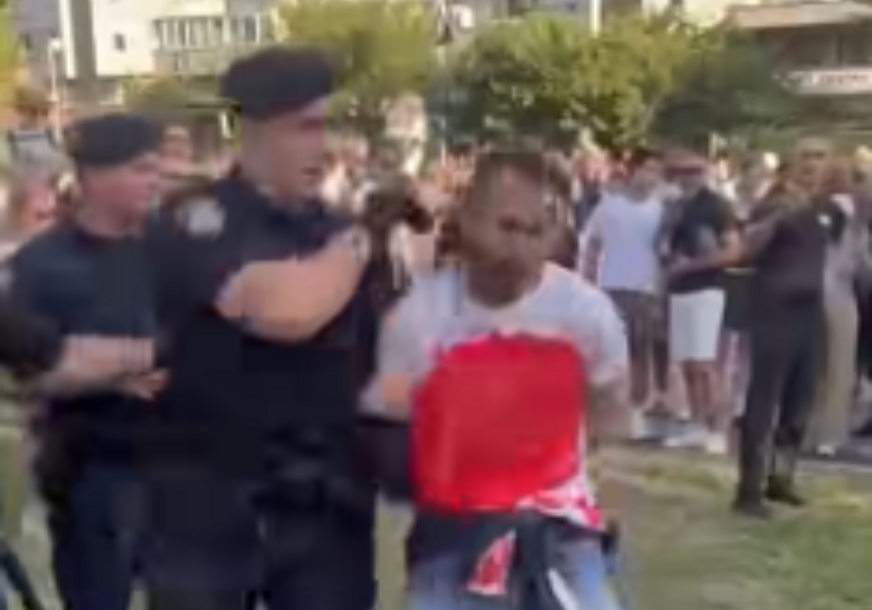 (VIDEO) DRAMA U ZAGREBU Par u majicama umrljanim crvenom bojom PRESKOČIO OGRADU tokom vojnog mimohoda
