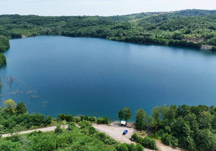 jezero Tomašica i selo Tomašica