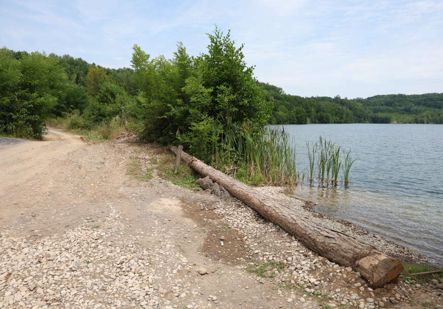 jezero Tomašica i selo Tomašica