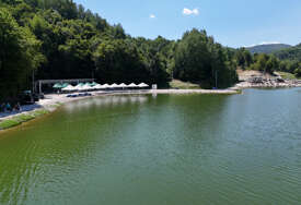TRAGEDIJA Otac skočio u jezero da spasi sina od utapanja i više nije izronio