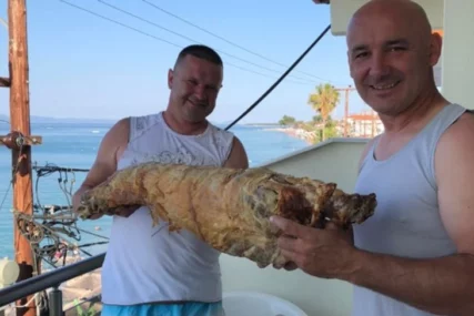 (VIDEO) Kad Srbi krenu na more: Jagnje od 27 kilograma NA PLAŽI u Grčkoj "Nismo više paradajz turisti"