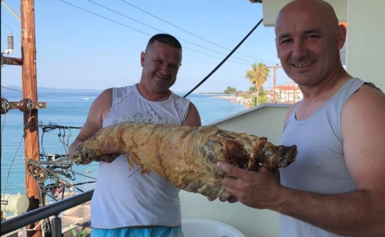 (VIDEO) Kad Srbi krenu na more: Jagnje od 27 kilograma NA PLAŽI u Grčkoj "Nismo više paradajz turisti"