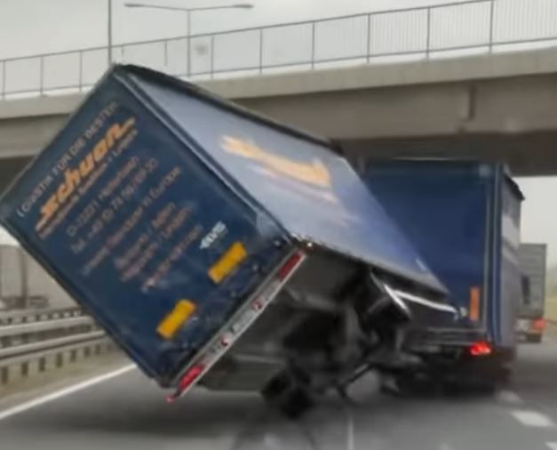Vjetar obara prikolicu kamiona
