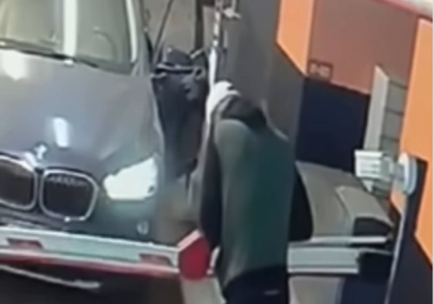 (VIDEO) Brza i "smjela" krađa u Sarajevu: Lopovi provalili rampu i UKRALI "BMW X1" IZ GARAŽE, sve zabilježile kamere