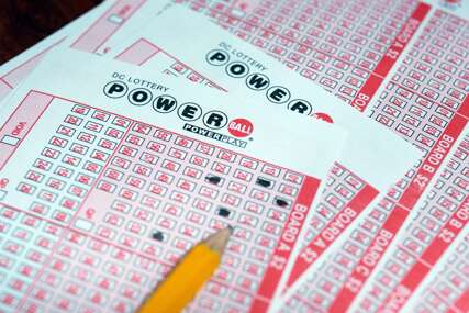 KAKVA SREĆA Muškarac kupio 2 identična loto listića i OSVOJIO DVA MILIONA DOLARA