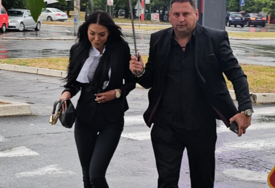 (FOTO) Taki se ne odvaja od nje: Maja Marinković potpisuje ugovor sa Željkom Mitrovićem za "Elitu 9"