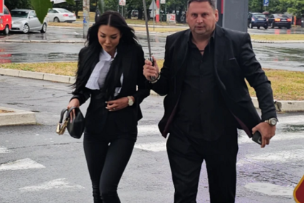 (FOTO) Taki se ne odvaja od nje: Maja Marinković potpisuje ugovor sa Željkom Mitrovićem za "Elitu 9"