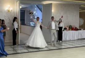 (VIDEO) "To je finale, vjenčanje" Mladenci ušli u salu uz HIMNU LIGE ŠAMPIONA, snimak postao viralan i nasmijao milione