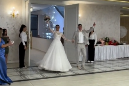 (VIDEO) "To je finale, vjenčanje" Mladenci ušli u salu uz HIMNU LIGE ŠAMPIONA, snimak postao viralan i nasmijao milione