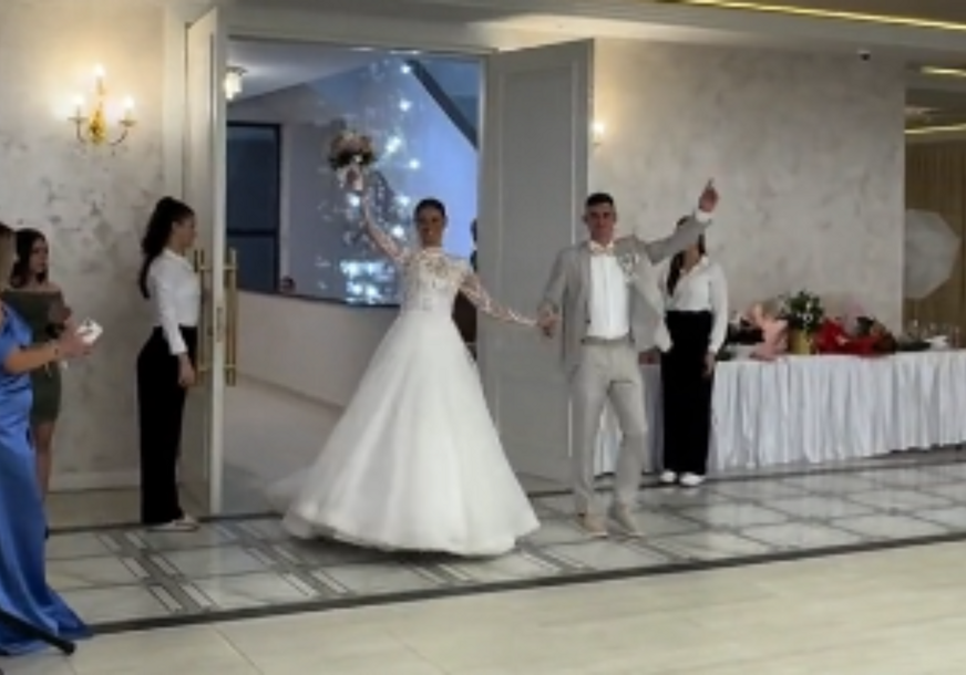mladenci ušli  u salu uz himnu lige šampiona