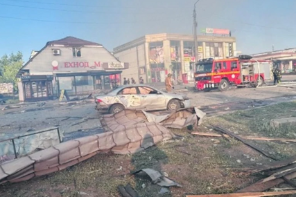 (VIDEO, FOTO) IMA I MRTVIH Rusi bacili bombu tešku 500 kilograma na tržni centar pun ljudi, šire se jezivi snimci
