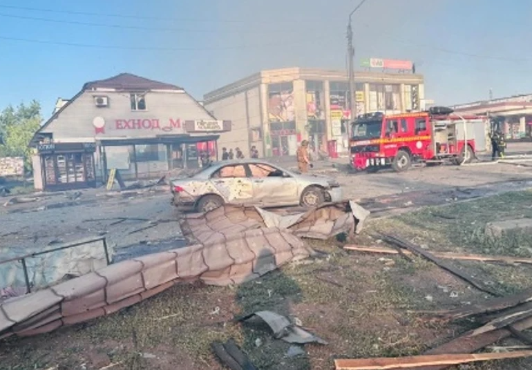 (VIDEO, FOTO) IMA I MRTVIH Rusi bacili bombu tešku 500 kilograma na tržni centar pun ljudi, šire se jezivi snimci