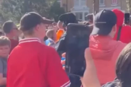 (VIDEO) Emocije su bile na maksimumu: Navijači Liverpula ispred "Enfilda" zapjevali svoju himnu u čast Dioga Žote