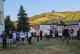 (VIDEO) KAD NEŠIĆ ZAMAHNE Lider DNS se okušao u bacanju kamena s ramena, pogledajte kako je prošao