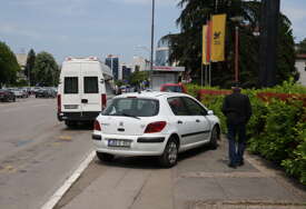 BANJALUČANI POSLALI UPOZORENJE U Pilanskoj ulici trotoar zarobili automobili
