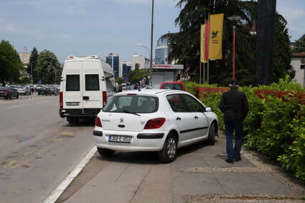 MJEŠTANI UPOZORAVAJU U Pilanskoj ulici trotoar zarobili automobili