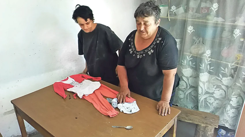 Majka sprema odeću za Angelininu sahranu