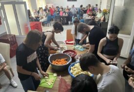 PRIPREMILI 800 PORCIJA Mladi Banjalučani u humanitarnoj akciji u javnoj kuhinji „Obrok ljubavi“