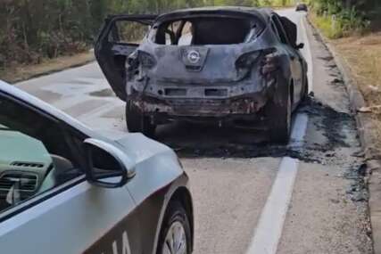 (VIDEO) PLAMEN PROGUTAO AUTO Opel se zapalio u vožnji, jedna osoba povrijeđena