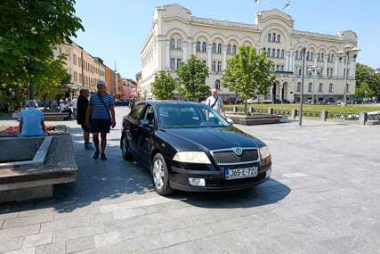 (VIDEO, FOTO) Slika NEVJEROVATNOG BEZOBRAZLUKA u centru Banjaluke: "Škoda" ostavljena u "parkiću", za ovo nema izgovora