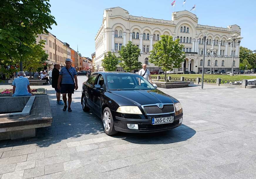 (VIDEO, FOTO) Slika NEVJEROVATNOG BEZOBRAZLUKA u centru Banjaluke: "Škoda" ostavljena u "parkiću", za ovo nema izgovora