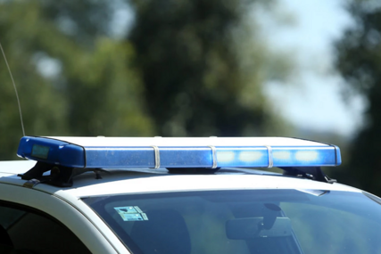 Žestok sudar kod Čelinca: Jedno vozilo završilo PORED PUTA, policija na mjestu nesreće