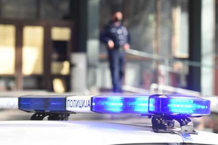 POLICAJKU VUKAO ZA KOSU Pomahnitali vozač iz BiH napravio karambol u Sloveniji, zakucao se u zid, pa nasrnuo na bolničare  