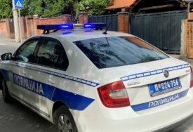 PRIJETI SAMOUBISTVOM Muškarac na krovu zgrade sjedi i ne komunicira
