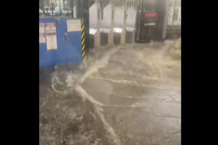 (VIDEO) POPLAVE PARALISALE NJUJORK Voda potopila metro stanice, ljudi zaglavljeni u vagonima dok bujica navire