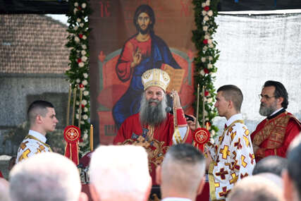 (VIDEO, FOTO) PATRIJARH PORFIRIJE SLUŽI LITURGIJU U Bratuncu obilježavanje 33 godine od stradanja 3.267 Srba