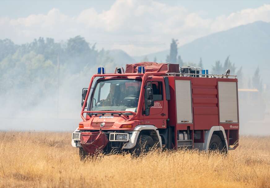 Vatrogasci gase požar 