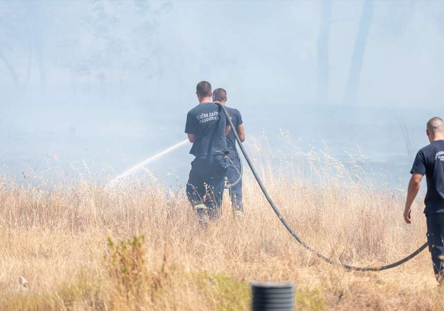 Vatrogasci gase požar 