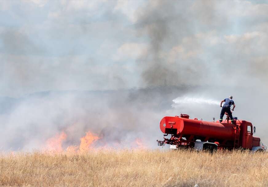 Vatrogasci gase požar 