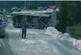 (VIDEO) Saobraćaj se odvija jednom trakom: Kamion se prevrnuo u blizini Doboja, oko 100 kilograma brašna završilo na kolovozu