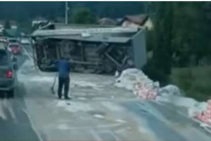 (VIDEO) Saobraćaj se odvija jednom trakom: Kamion se prevrnuo u blizini Doboja, stotine kilograma brašna završilo na kolovozu