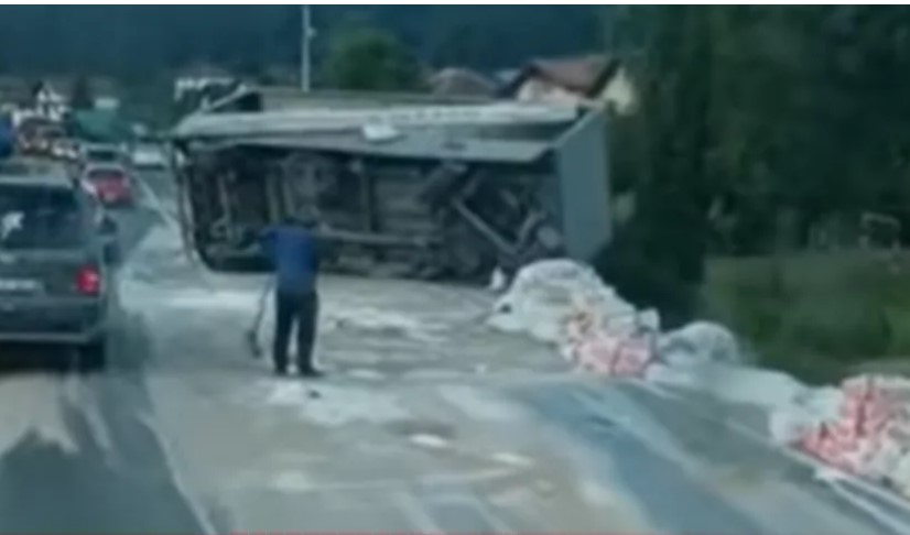 Kamion se prevrnuo na magistralnom putu