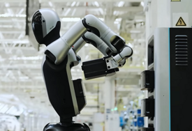 (VIDEO) NAPREDAK U ROBOTICI Predstavljen 1. robot na svijetu koji mijenja svoju bateriju