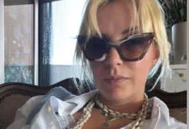 (FOTO) "KO ŠTA RADI, JA TRUDNA I RAĐAM" Pjevačica (38) čeka blizance, u 9. mjesecu se slikala sa stomakom do zuba