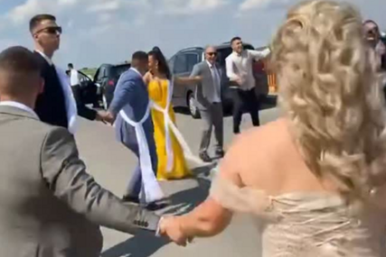 (VIDEO) Srpske zastave, traktor i sirene: Mladenci zaustavili saobraćaj, stali nasred puta, pa ZAIGRALI KOLO, video zapalio mreže