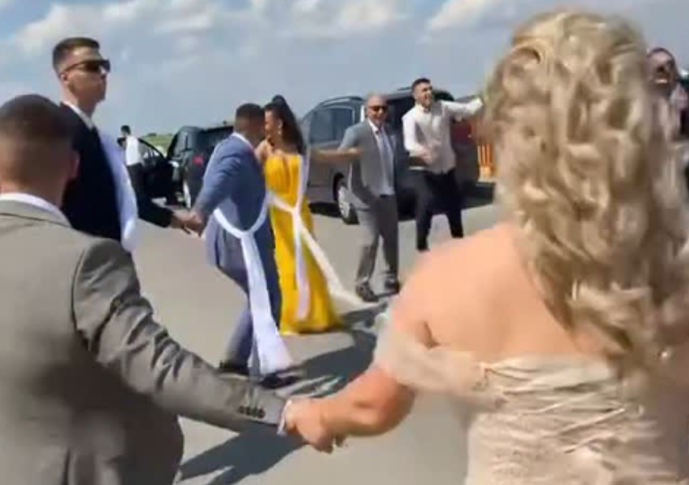 Mladenci zaigrali kolo
