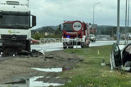 (FOTO) POGINUO POLICAJAC Poznato stanje povrijeđenog u stravičnoj nesreći kod Modriče